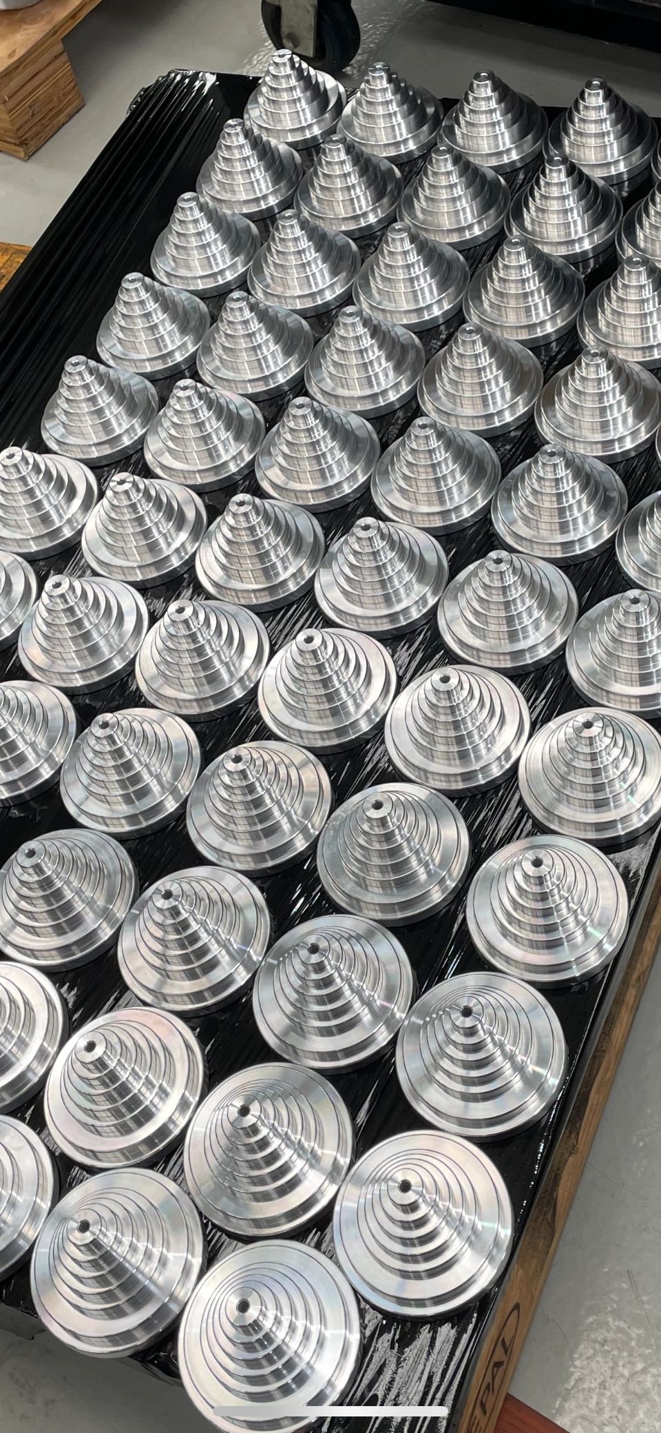 Tray of spiral-machined aluminium discs