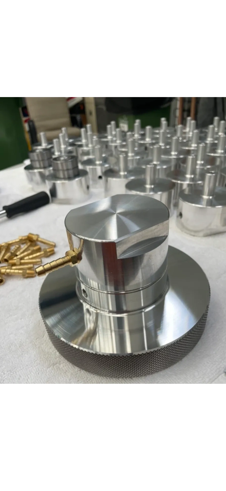 Knurled aluminium components
